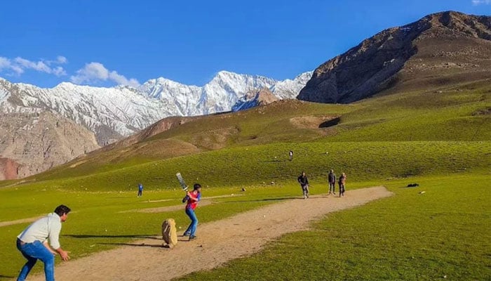 Former England cricketer shares picture of mesmerizing cricket ground in Upper  Chitral - Cricket - geosuper.tv